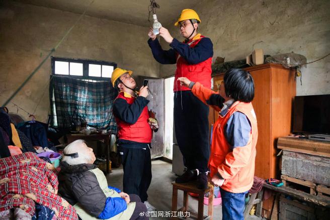 港镇教师新村,对孤寡老人家中的生活用电线路及电器设备开展安全检查