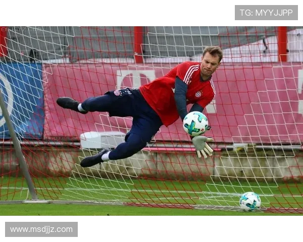 拉基蒂奇与诺伊尔阿萨莫阿合影穆勒赞叹组合实力强大